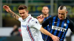 Gelandang Inter Milan Radja Nainggolan (kanan) berebut bola dengan pemain Sampdoria Karol Linetty saat bertanding pada Serie A di Stadion San Siro, Milan, Minggu (17/2). Inter Milan menang 2-1. (Matteo Bazzi/ANSA via AP)