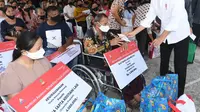 Kunjungi Pasar Alasan di Nias, Jokowi Berbelanja Pisang dan Bagikan Bantuan PKH. (Biro Kantor Sekretariat Presiden)