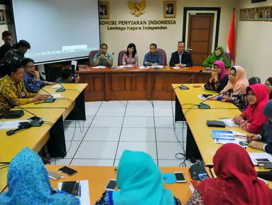 Massa yang tergabung dalam Gerakan Indonesia Beradab (GIB) mendatangi gedung KPI, Jakarta, Selasa (1/3/2016). Kedatangan mereka untuk mendukung KPI yang melarang penayangan perilaku atau kampanye LGBT lewat televisi. (Liputan6.com/Faizal R Syam)