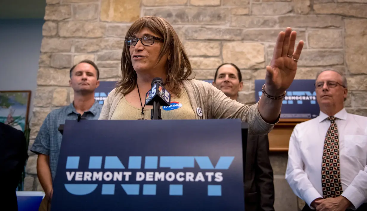 Christine Hallquist, calon gubernur Vermont, Amerika Serikat, dari Partai Demokrat memberikan sambutan di Burlington, Rabu (15/8). Wanita transgender itu mengalahkan tiga kandidat lainnya dalam pemilihan internal partai. (Hillary Swift/Getty Images/AFP)
