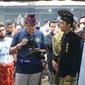 Menteri Pariwisata dan Ekonomi Kreatif Sandiaga Uno bertemu dengan dalang cilik Zahria di Desa Wisata Buwun Sejati.