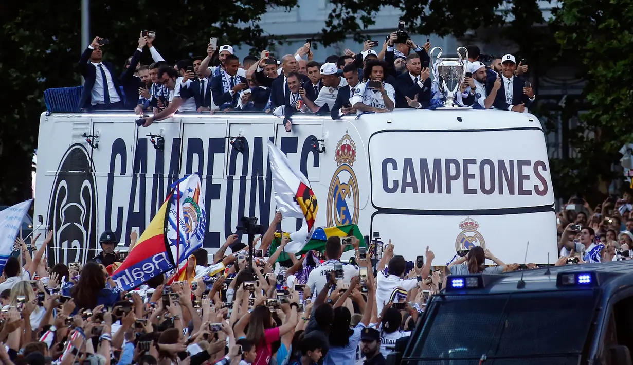 Pemain Real Madrid berkeliling kota Madrid saat merayakan keberhasilan meraih gelar ke-12 Liga Champions di Stadion  Santiago Bernabeu, Madrid, Spanyol (4/6). Real Madrid menjadi juara usai mengalahkan Juventus 4-1. (AFP/ Oscar Del Pozo)