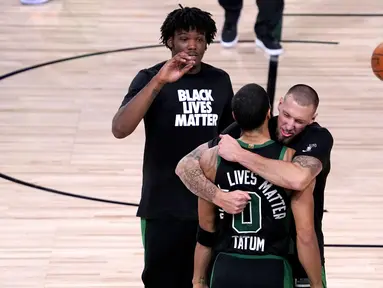 Pemain Boston Celtics merayakan kemenangan atas Toronto Raptors pada semifinal playoff NBA wilayah timur di AdventHealth Arena, Sabtu (12/9/2020). Boston Celtics menang 92-87 atas Toronto Raptors.  (AP Photo/Mark J. Terrill)