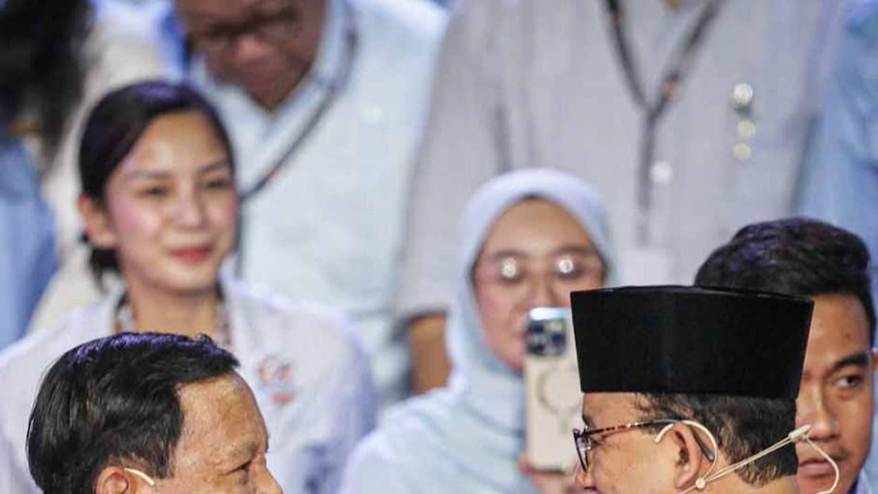 FOTO: Bicara Penegakan Hukum di Debat Capres, Anies Langsung 'Colek' Prabowo