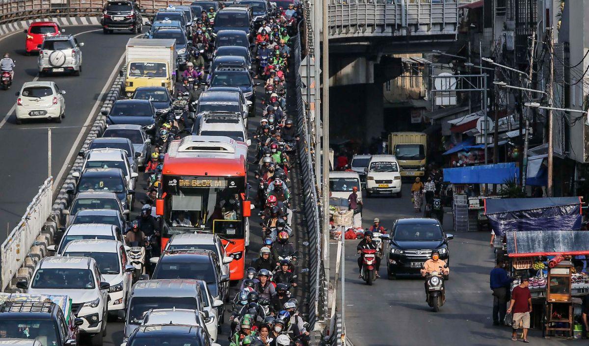 Sementara itu, pada sore hari kepadatan mulai terlihat pukul 15.00 WIB hingga menjelang azan magrib.