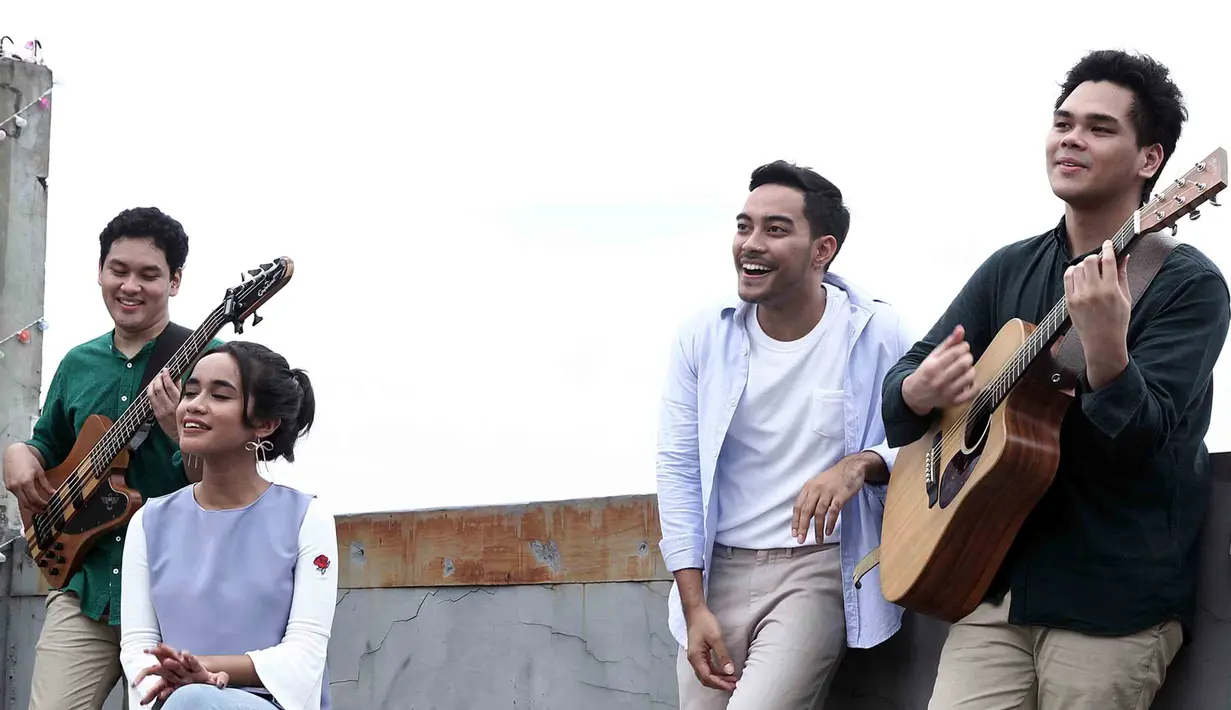 Kebanggan juga dirasakan oleh Cantika, personel GAC. Selain itu, sejak lama grupnya ingin berkolaborasi dengan The Overtune. Baru kali ini kerja sama itu bisa terwujud. (Deki Prayoga/Bintang.com)