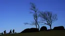 Pohon-pohon yang tidak memiliki daun tertiup angin saat pejalan kaki menggunakan jalan setapak di Doughton Park sepanjang Blue Ridge Parkway saat musim gugur mulai dekat di Sparta, North California, pada 19 Oktober 2021. (AP Photo/Gerry Broome)