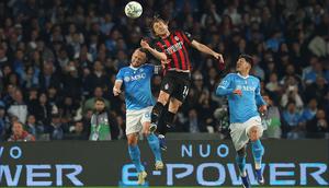 Duel antara Luka Modric dan Stanislav Lobotka di laga Napoli vs AC Milan pada lanjutan Serie A, 7 April 2026. (Alessandro Garofalo/LaPresse via AP)