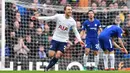 Gelandang Tottenham Hotspur, Christian Eriksen mencetak gol indah ke gawang Chelsea pada pekan ke-32 Premier League di Stamford Bridge, London, (1/4/2018). Tottenham menang 3-1. (AFP/Glyn Kirk)