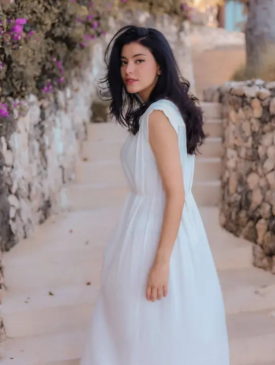 Di usianya yang sudah 35 tahun ini penampilan Medina selalu terlihat memukai. Beberapa kali ia tampil mencuri perhatian saat mengenakan busana kasual saat latihan menembak atau tampil stylish saat menjalani liburan. Seperti dalam pemotretannya ini, wanita kelahiran Jakarta, 1987 terlihat makin menawan dengan dress berwarna putih. (Liputan6.com/IG/@medinadinaaa)