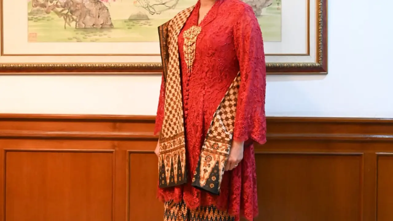 HUT RI Ke-74, Sri Mulyani Berbalut Kebaya Merah Menggelora