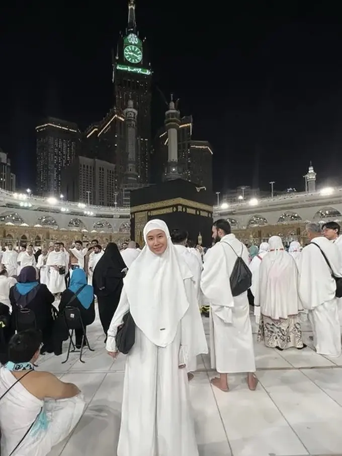 Shenina Cinnamon tampil anggun tanpa makeup saat umrah di Tanah Suci