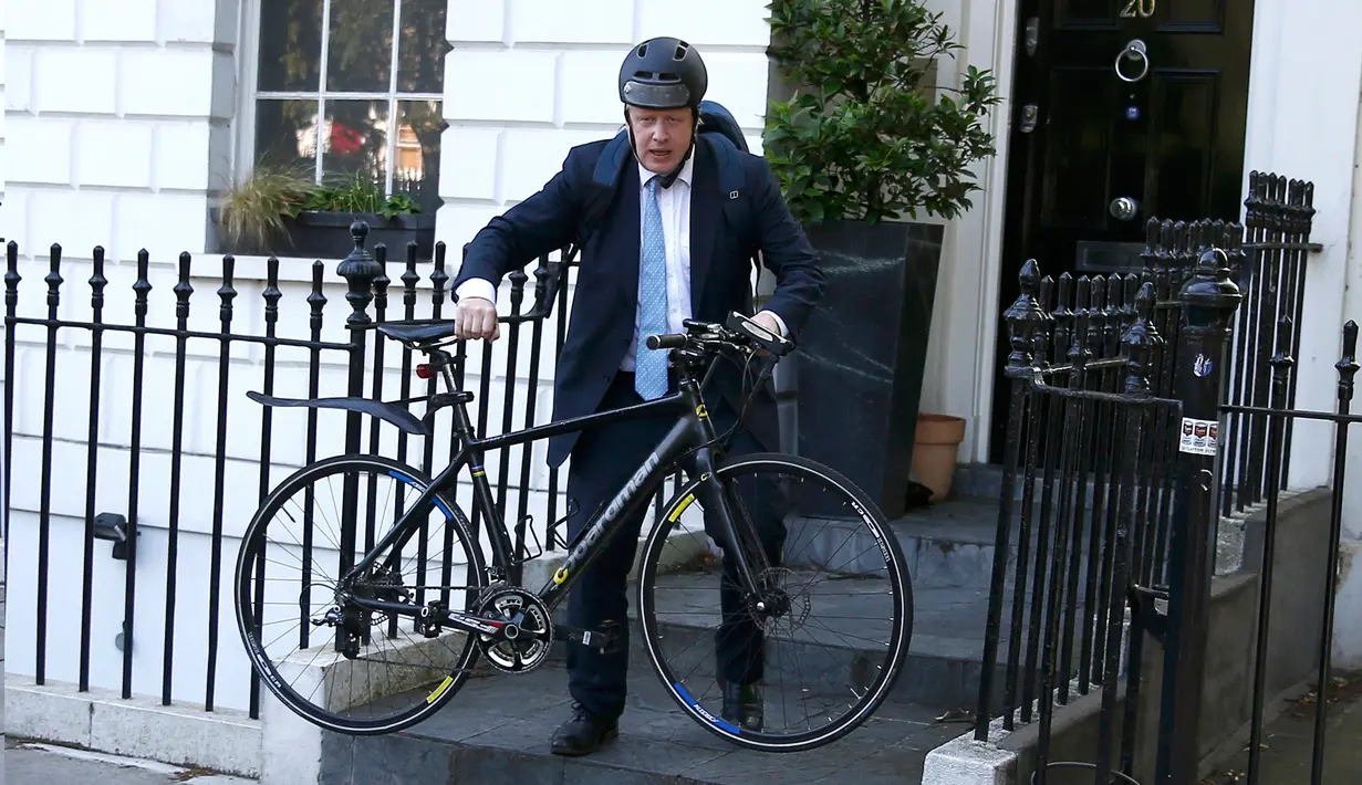 Mantan Wali Kota London, Boris Johnson menggunakan sepeda saat akan meninggalkan rumahnya di London , Inggris, (21/6). Ia merupakan anggota kelompok dari Vote Leave campaign atau kelompok yang ingin Inggris keluar dari PBB. (REUTERS / Peter Nicholls)