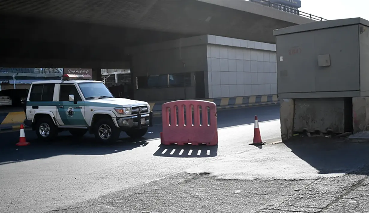 Polisi menutup jalan yang mengarah ke pemakaman non-Muslim di kota Jeddah, Arab Saudi, usai di mana sebuah bom menghantam ketika upacara peringatan Perang Dunia I yang dihadiri oleh para diplomat Eropa pada Rabu (11/11/2020). Tiga orang dilaporkan terluka dalam insiden tersebut. (AFP)