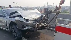 VW Tiguan Tabrak Mazda di Tol Wiyoto Wiyono