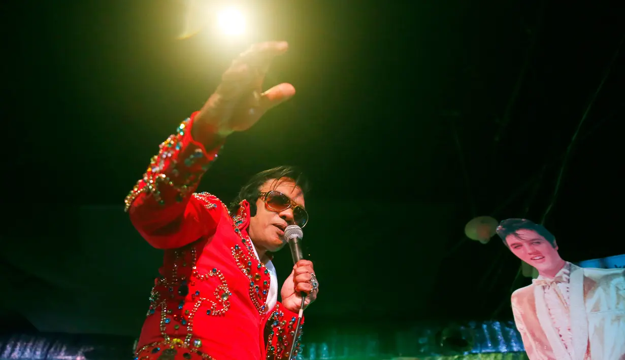 Penampilan peserta Singapura, Jega Theesan pada final kontes menyanyikan lagu Elvis Persley di Manila, Filipina, Sabtu (19/8). Lomba yang pertama di Asia ini untuk mengenang 40 tahun kematian legenda Rock 'n Roll, Elvis Persley. (AP Photo/Bullit Marquez)