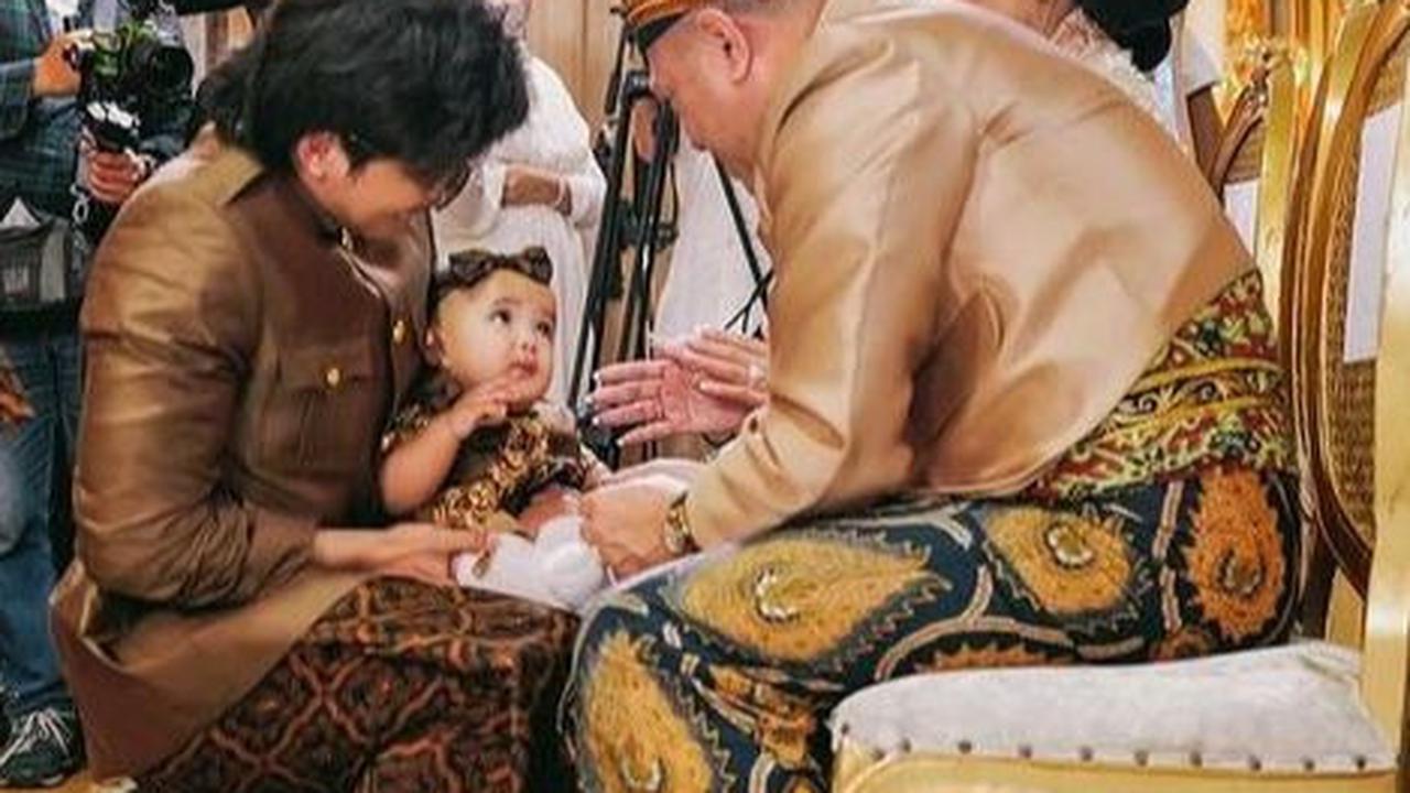 Aurel Hermansyah, yang memiliki darah Jawa, mengadakan acara tedak siten untuk Azura.&nbsp;