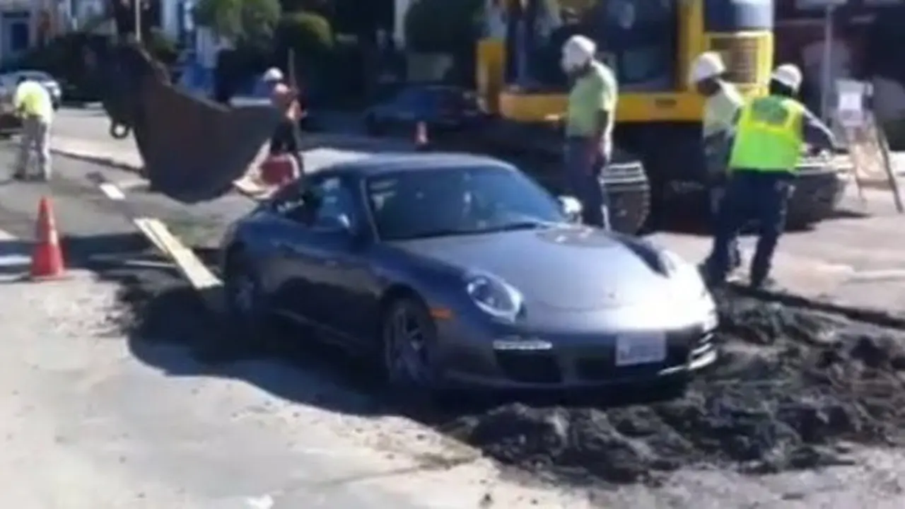 Porsche 911 Carrera terjebak di kubangan semen basah (carscoop)