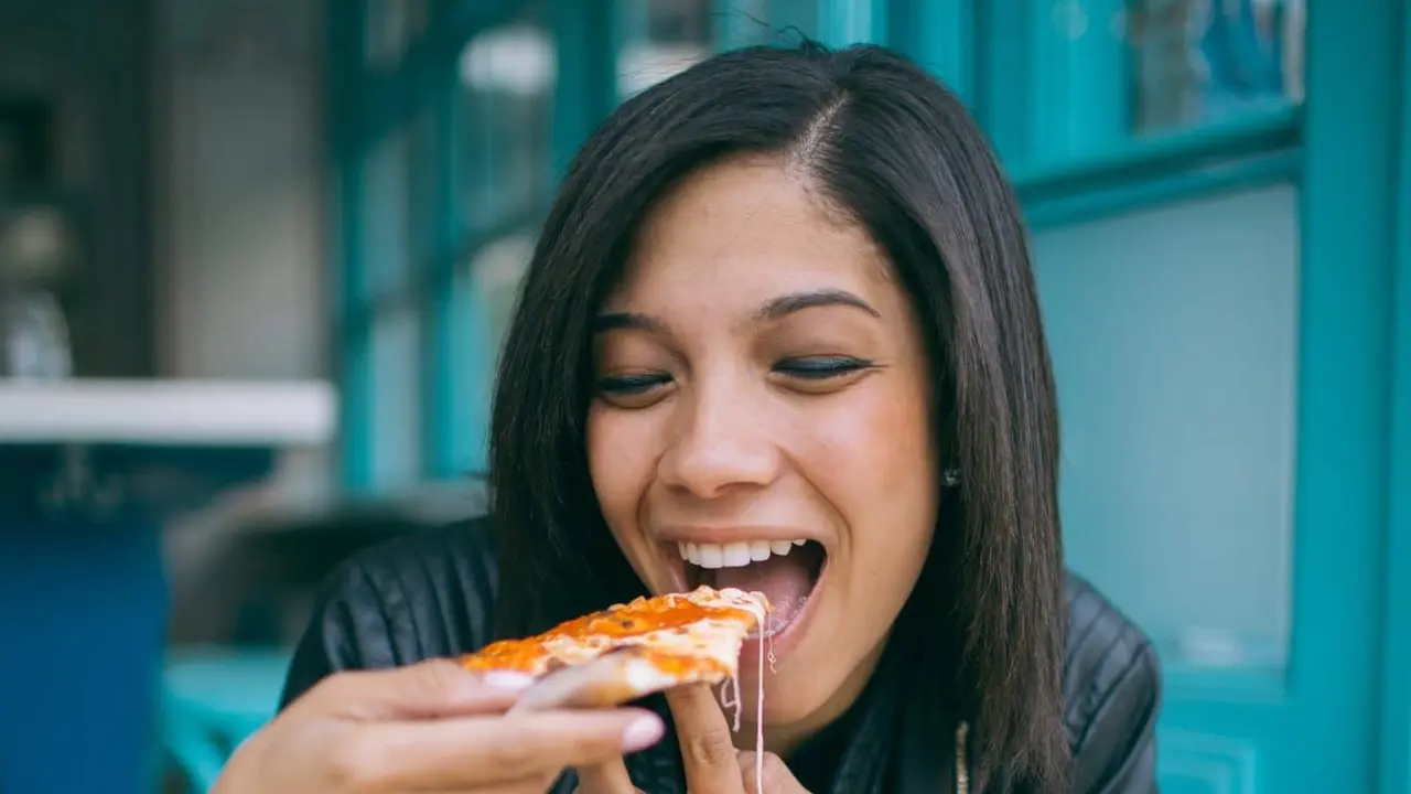 Ungkap Kepribadian dari Cara Makan Pizza, Seperti Ini Dirimu!