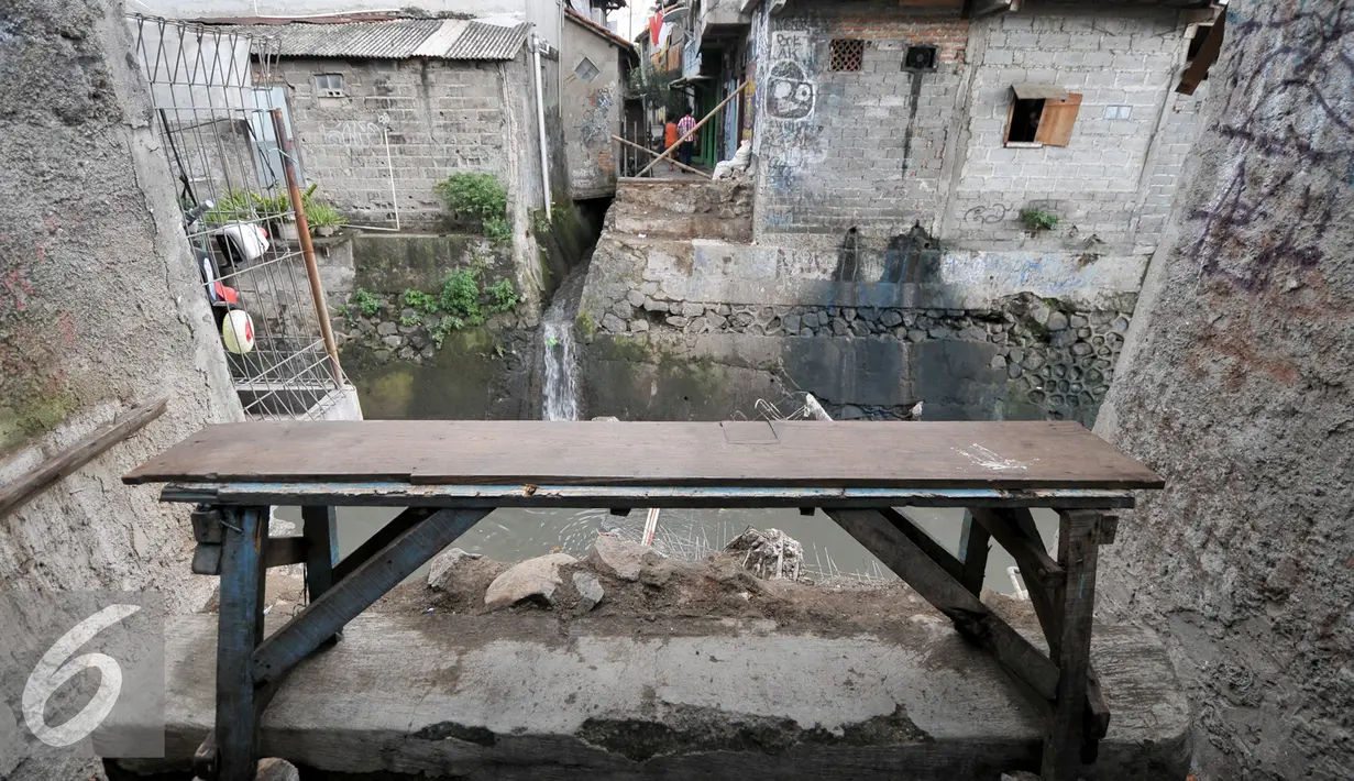Kondisi jembatan ambruk di kawasan Manggarai, Jakarta, Selasa (9/8). Jembatan penyeberangan di Kelurahan Manggarai Selatan, Tebet ambruk diduga akibat hujan deras. (Liputan6.com/Yoppy Renato)