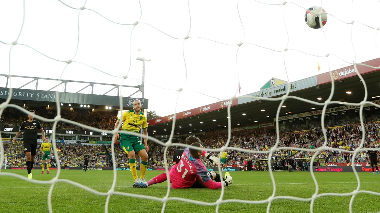 Bomber Norwich City, Teemu Pukki, ketika menaklukkan kiper Manchester City, Ederson