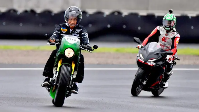 Total Harga Outfit Jokowi di Sirkuit Mandalika Buatan Anak Bangsa