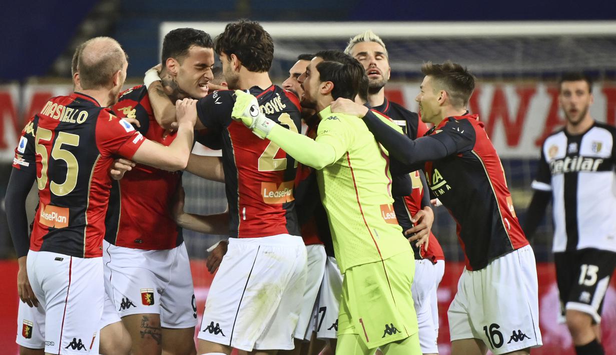 Para pemain Genoa merayakan gol kedua ke gawang Parma yang dicetak striker Gianluca Scamacca (kedua dari kiri) dalam laga lanjutan Liga Italia 2020/2021 pekan ke-28 di Ennio Tardini Stadium, Parma, Jumat (19/3/2021). Genoa menang 2-1 atas Parma. (LaPresse via AP/Massimo Paolone)