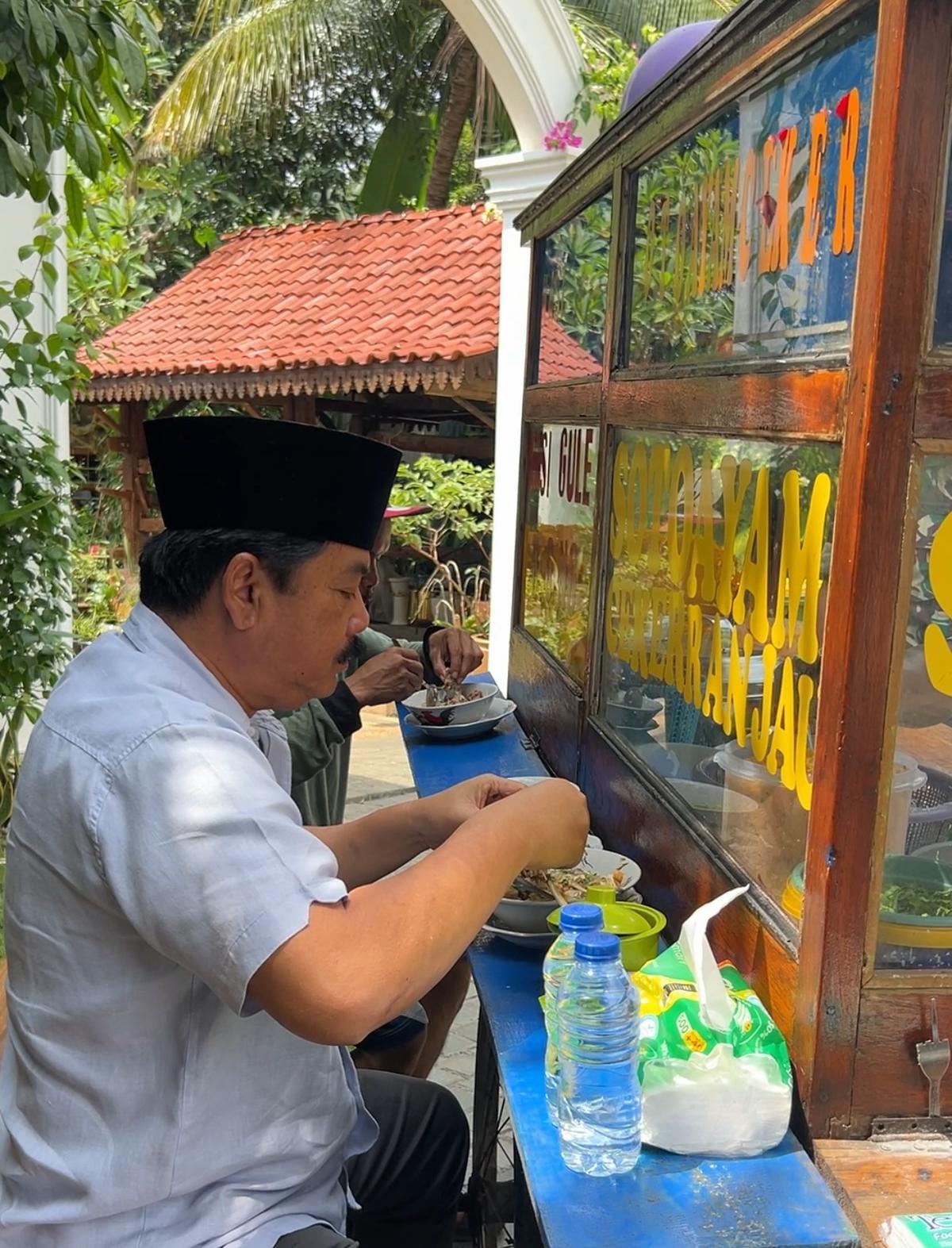 Mantan Panglima TNI Asyik Sarapan Soto Ayam Gerobakan