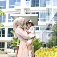 Kasih sayang ibu dan anak./Copyright Fimela/Adrian Putra