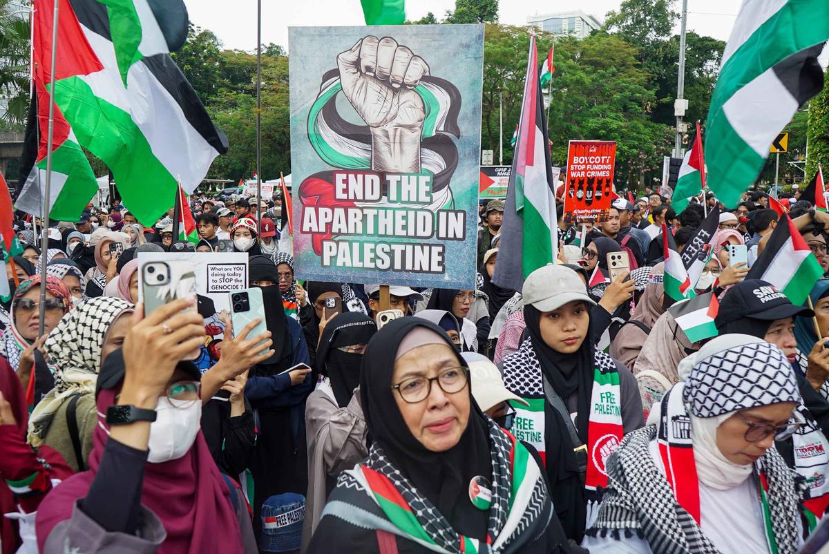 FOTO: Dua Tahun Genosida di Gaza, Massa Kepung Kedubes AS Serukan Akhiri Blokade Palestina