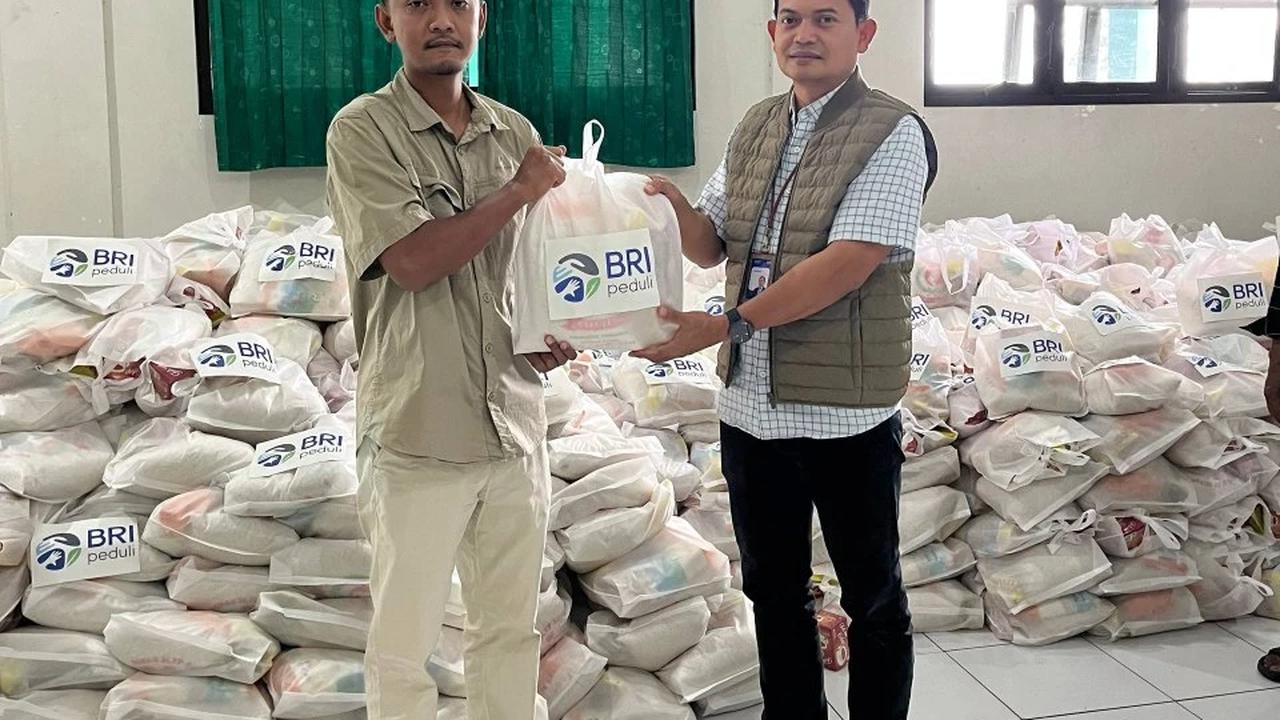 BRI Kudus Salurkan Ribuan Paket Sembako untuk Masyarakat di Bulan Ramadan