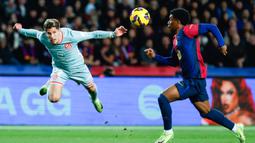 Atletico Madrid ke puncak klasemen usai secara dramatis mengalahkan Barcelona dengan skor 2-1. (AP Photo/Joan Monfort)