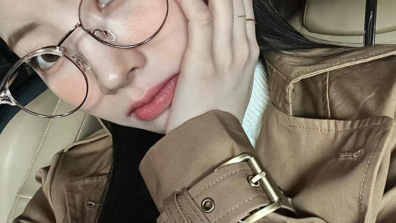 Gangguan Penglihatan Tak Halangi Karier, 8 Idol Korea Ini Jadi Inspirasi