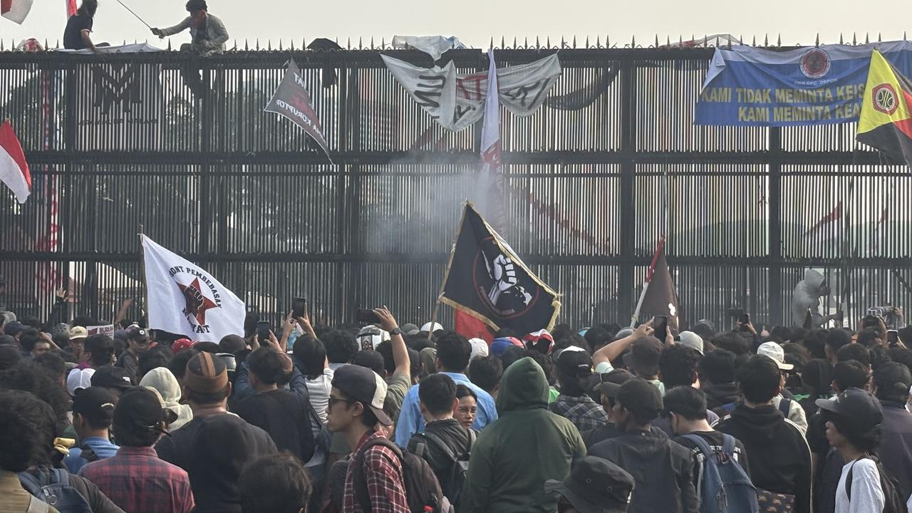 Demo di DPR Memanas, Massa Bakar Ban dan Rusak Pagar