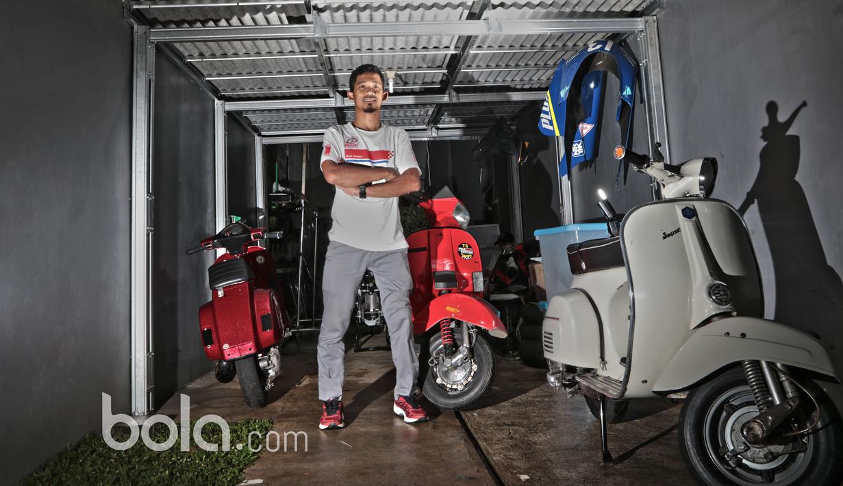Pebalap kelahiran Bogor, 25 Juli 1985 juga gemar mengoleksi dan berkendara dengan Vespa. Hal ini terlihat dari deretan Vespa yang ada di rumahnya. (Bola.com/Nicklas Hanoatubun)
