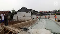 Suasana proyek normalisasi sungai Ciliwung di kawasan Bukit Duri, Jakarta, Minggu (5/11). Ketua BBWSCC, Teuku Iskandar mengatakan pengerjaan normalisasi sungai Ciliwung sudah selesai 11 kilometer atau sekitar 61 persen. (Liputan6.com/Johan Tallo)