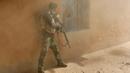 Seorang tentara Irak berlindung dibalik bangunan saat bertempur melawan militan ISIS di Al-Qasar, Tenggara Mosul, Irak, (28/11). (REUTERS/Goran Tomasevic)