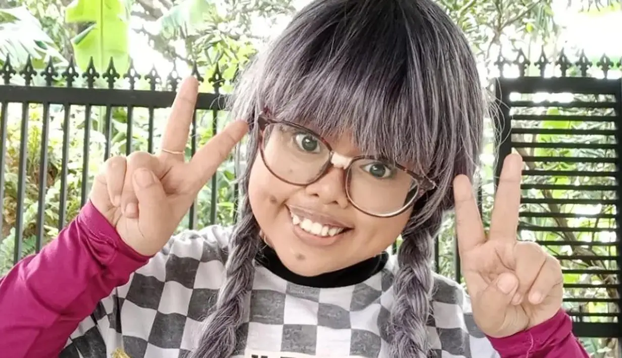 Kekeyi Wanita asal Nganjuk yang dikenal melalui konten tutorial merias wajahnya menggunakan balon ini kembali menjadi sorotan netizen dengan penampilannya. (Sumber: Instagram/rahmawatikekeyiputricantikka23)