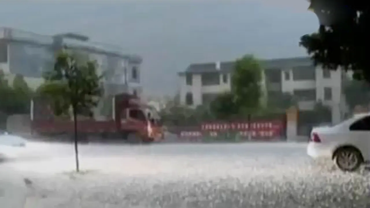 Banjir di Sumedang hingga Tiongkok Dihujani Es 