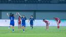 Sempat memberikan perlawanan, Timnas Indonesia Putri harus mengakui keperkasaan Chinese Taipei Putri 1-2 dalam partai terakhir Grup D Kualifikasi Piala Asia Putri 2026 di Indomilk Arena, Tangerang, pada Sabtu (5/7/2025). (Bola.com/M Iqbal Ichsan)