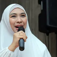 Pemeran Oki Setiana Dewi kembali ke layar lebar. Kali ini, pemeran yang namanya melejit dari film Ketika Cinta Bertasbih itu terlibat di belakang layar. Ia menjadi  executive produser. (Deki Prayoga/Bintang.com)