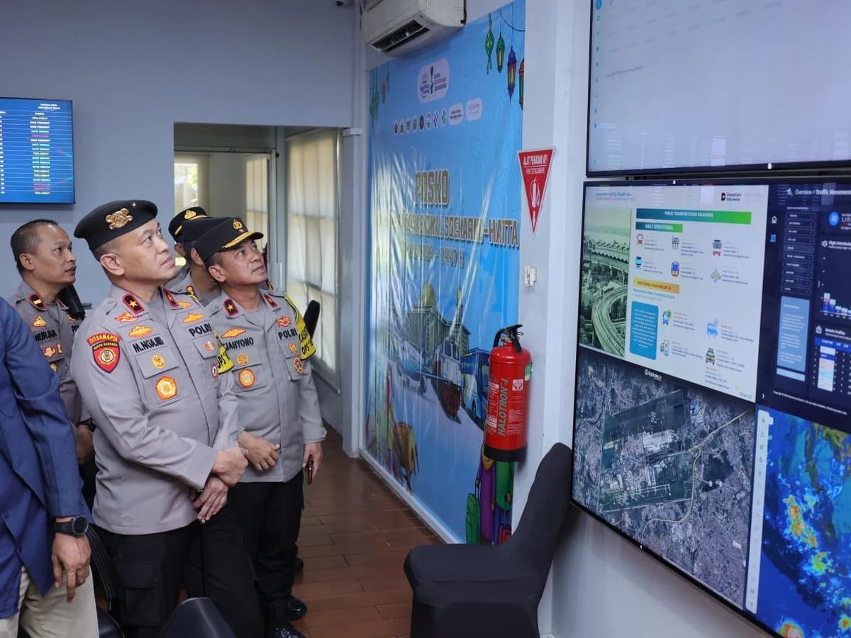 FOTO: Satgas Operasi Ketupat Tinjau Arus Mudik di Bandara Soekarno Hatta