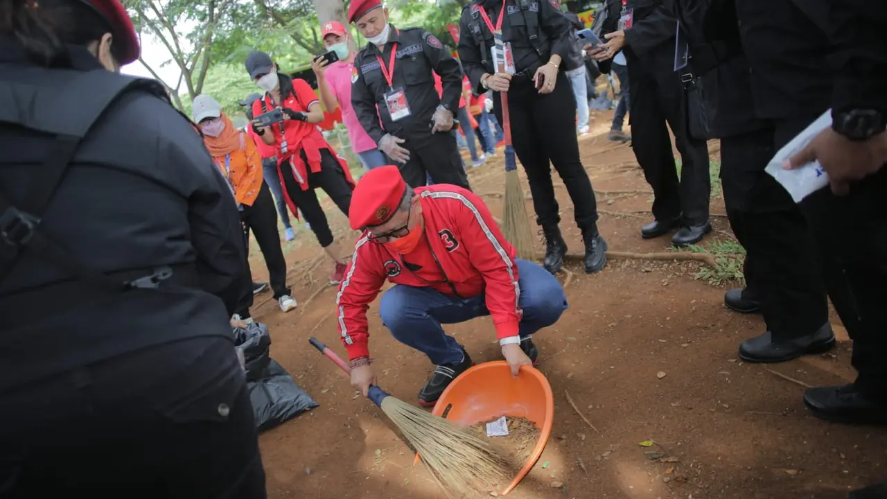 Sekjen PDIP Hasto Kristiyanto mengikuti aksi bersih-bersih dan tanam pohon di kawasan BKT, Jakarta Timur