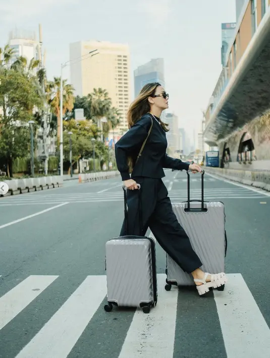 Tak jarang ia mengenakan nuansa monokrom untuk tampilan gayanya yang begitu memikat. [Foto: Instagram/ Luna Maya]