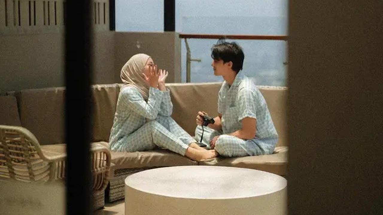 7 Potret Dinda Hauw dan Rey Mbayang Liburan di Bromo, Pakai Campervan