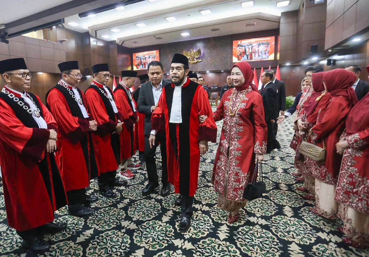 FOTO:  Detik Detik Anwar Usman Jatuh Pingsan di Gedung MK