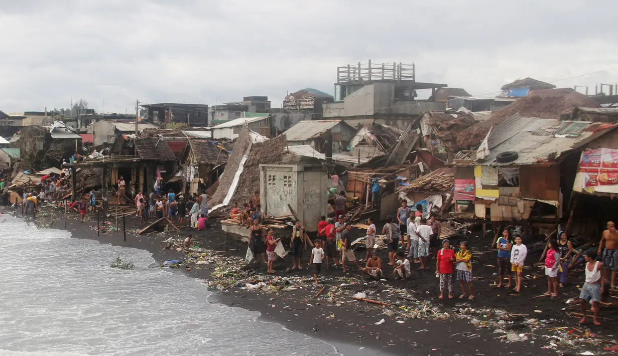 Suasana desa Pigcale pasca terkena Topan Melor, di kota Legazpi, provinsi Albay, Filipina (15/12). Kedatangan Topan Melor membuat 800.000 orang dievakuasi dari Filipina tengah. (REUTERS/Rhaydz Barcia)