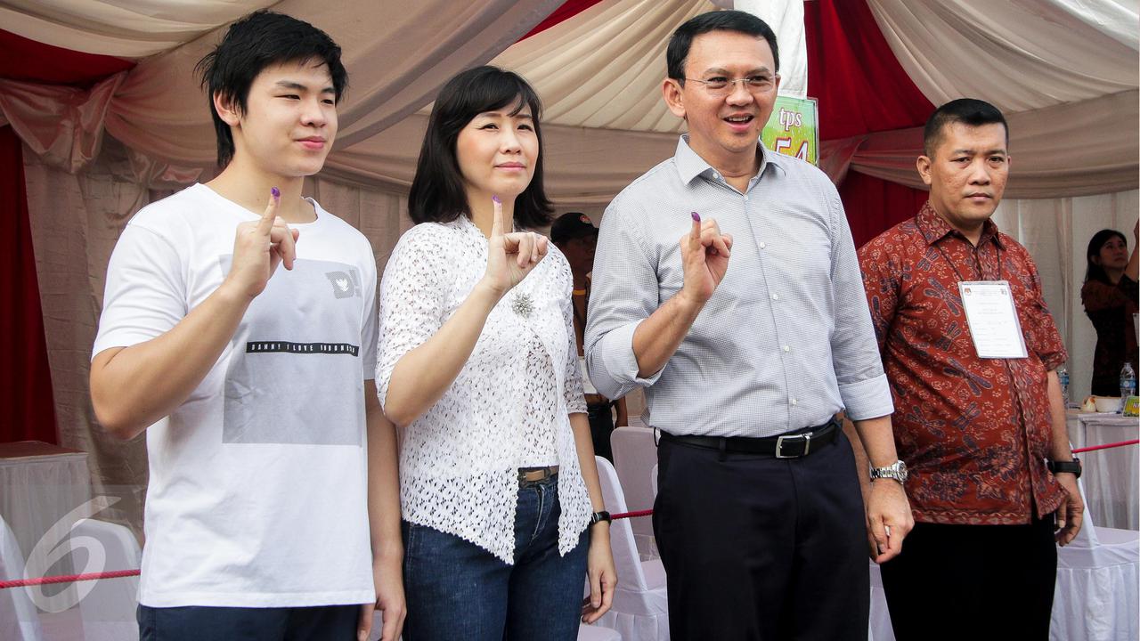 20170419-Ahok Nyoblos Bareng Keluarga di TPS 54-Fanani