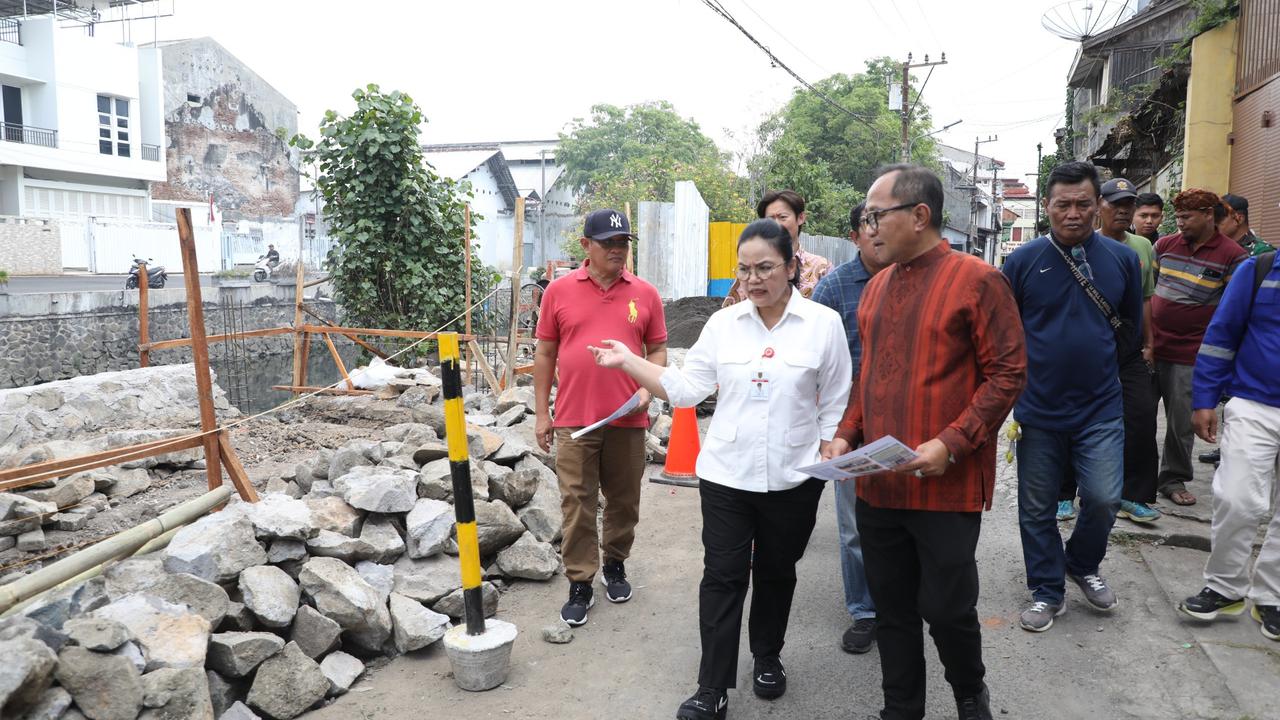Wali Kota Semarang, Agustina Wilujeng meninjau langsung lokasi rumah pompa di Jalan Petudungan Kecamatan Semarang Tengah