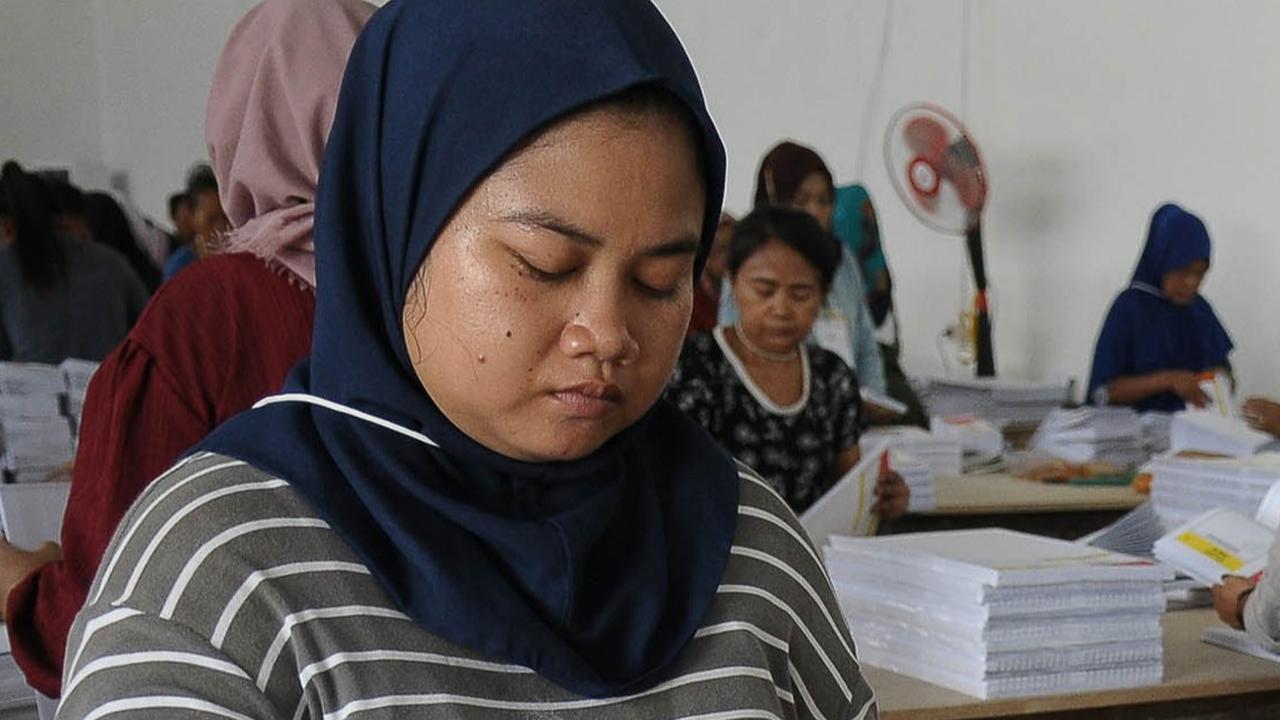 FOTO: Dari Total 33.727.852 Surat Suara Pemilu 2024, Tersisa 12.631.303 Lagi yang Belum Dilipat dan Disortir